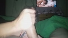 mi esposa me encuentra viendo porno y decide hacerme la paja ella hasta sacarme semen Thumb