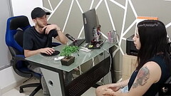 jefe requisa  a empleada pensando que se lleva algo del trabajo pero el quiere es comerse su culo y  Thumb