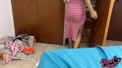 Sexy rubia entra en la habitacion y tio le ofrece ayuda  termina cogiendo a la rubia de culo grande Thumb
