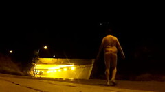 Desnudo en un t&uacute_nel en la calle Thumb