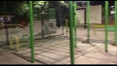 enano convence a una chica cachonda de ir  a un rastrojo en la oscuridad para que le de una mamada y Thumb