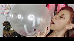 ShyyFxx tu pelirroja favorita jugando y reventando globos! fetiche looner Thumb