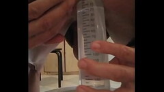 Lavement anal avec une grosse seringue. Thumb