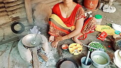 कोमल चूले पर रोटी सब्ज़ी बना रही थी देवर ने इशारे से बुलाया Thumb