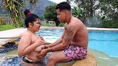 Me pongo duro al ver a la mama de mi novia  semi desnuda en la piscina Thumb