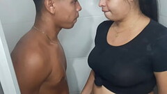 La puta de la limpieza entra al ba&ntilde_o mientras me estoy masturbando y me hace la paja Thumb