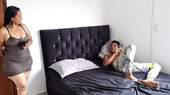 Le estoy enviando fotos de mi polla a mi novia y entra mi madrastra y se calienta P&aacute_rte 1 Thumb