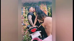 ME PENETRA DESPUES DE AYUDARME CON LA MOTO POR EL CULO CALIENTE Thumb