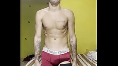 novinho dotado de piroca dura no short tactel falando putaria e gozando muito .COMPLETO NO RED Thumb