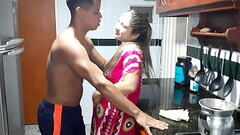 Mi hermanastra se pone muy cachonda en la cocina Thumb