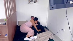 Novios calientes bes&aacute_ndose y toc&aacute_ndose. Novios terminan follando mientras miran una pe Thumb