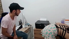 la puta mujer de mi hermanastro tiene unas tetas enormes que me fascinan, mientras me limpia la ofic Thumb