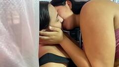 visito a mi amiga en su trabajo y follamos encima de su escritorio Thumb