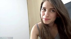 joven muchacha se excita al ver al marido desnudo, le da una buena mamada de verga y se le monta a f Thumb