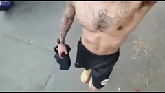 Andando na rua sem cueca Thumb