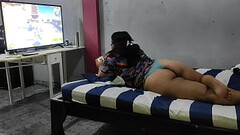 Ver a mi hermanastra jugar semidesnuda siempre me deja tocarla un poco mientra esta ay jugando me la Thumb