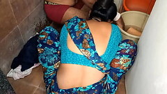 चाची तुम कपड़े धोने बैठ गई हो मुझे नहाना है कॉलेज लेट हो रहा हैं Thumb