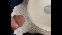 Mijando um pouco! N&atilde_o s&oacute_ de porra um pinto vive! Thumb