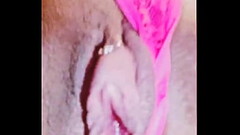 Bucetinha carnuda, clit&oacute_ris grande, greluda  tes&atilde_o na balada Thumb