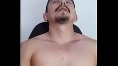 Boy musculoso batendo uma punheta Thumb