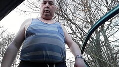 Maitre Pascal foot fetish en branle &agrave_ c&ocirc_t&eacute_ de sa caisse ! Thumb