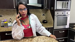 Madrastra Doctora le da una Pastilla a su Hijastro pero su Hijastro la Enga&ntilde_o Para Aprovechar Thumb