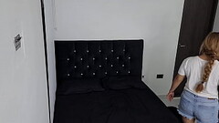 Llevo a mi hermanastra a un hotel, qu&eacute_ buena es chupando verga Thumb