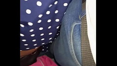Acosado en la camioneta bus de pasajeros por una chica, roza su espalda y su brazo con mi bulto y pe Thumb