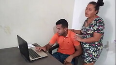 mi mujer interrumpe mi trabajo para hacerme una deliciosa mamada Thumb