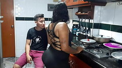Mi madrastra se pone cachonda en la cocina. Qu&eacute_ rico co&ntilde_o tiene Thumb