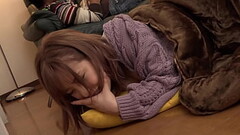 こたつの中の無防備な下半身に我慢できずイタズラ！派手な見た目のくせに周りを気にして声を押し殺し悶えるギャル【パート4】 Thumb