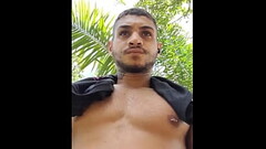 Novinho batendo punheta em cima do tronco de &aacute_rvore Higor Linz gozando jatos de poha Thumb
