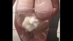 Mia moglie, Stefania la tettona si insapona le mammelle e la figona Thumb