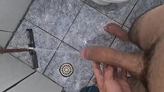 Depois da gozada,vem o mijao Thumb