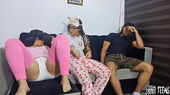 Pervertida hermanastra le gusta mamar polla y follar a su hermanastro  le entrega su culo y se corre Thumb