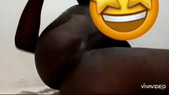Bradvynton ouvre son cul avec un concombre Thumb