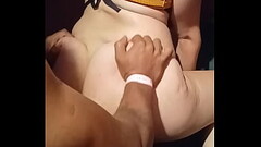 NOVINHA CASADA DANDO GOSTOSO PARA MORENO NA CABINE DA CASA DE SWING COM A PORTA ABERTA - COMPLETO NO Thumb