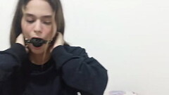 mi hermanastra esta aburrida y juego con ella hasta follarmela (parte 1) Thumb