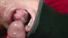 Alex a chupar dois paus gostosos e a beber o leitinho Thumb